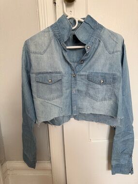 Cropped Light Blue Denim Jacket with Raw Hem